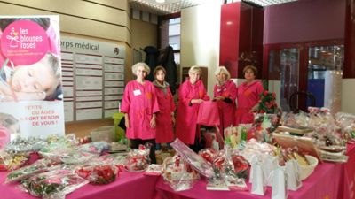 Marché de Noël des Blouses Roses dont les bénéfices servent à acheter du matériel